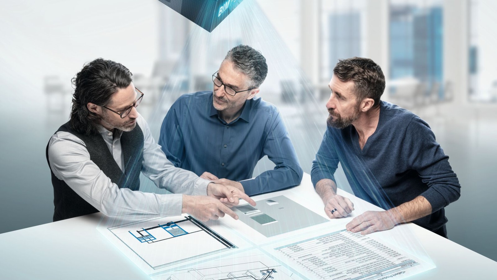 Načrtovalci v pogovoru za mizo s simbolom BIM