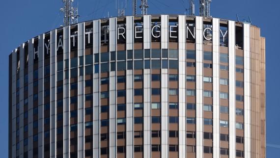 Zunanjost hotelskega kompleksa betonskega videza se do danes skoraj ni spremenila. (© Daniel Osso) Zunanjost hotelskega kompleksa betonskega videza se do danes skoraj ni spremenila. (© Daniel Osso)