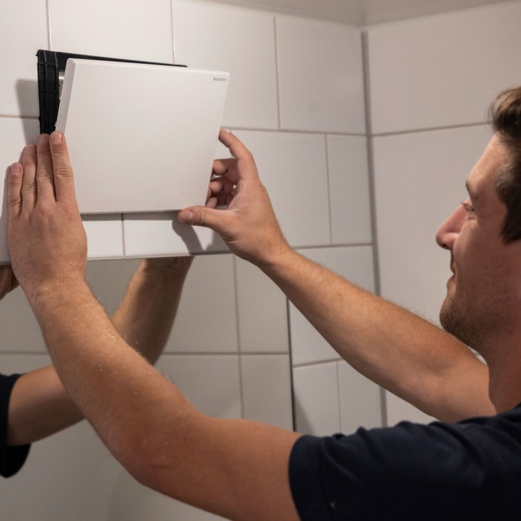 Geberitova pokrivna plošča za enote za izpiranje higiene v beli alpski barvi