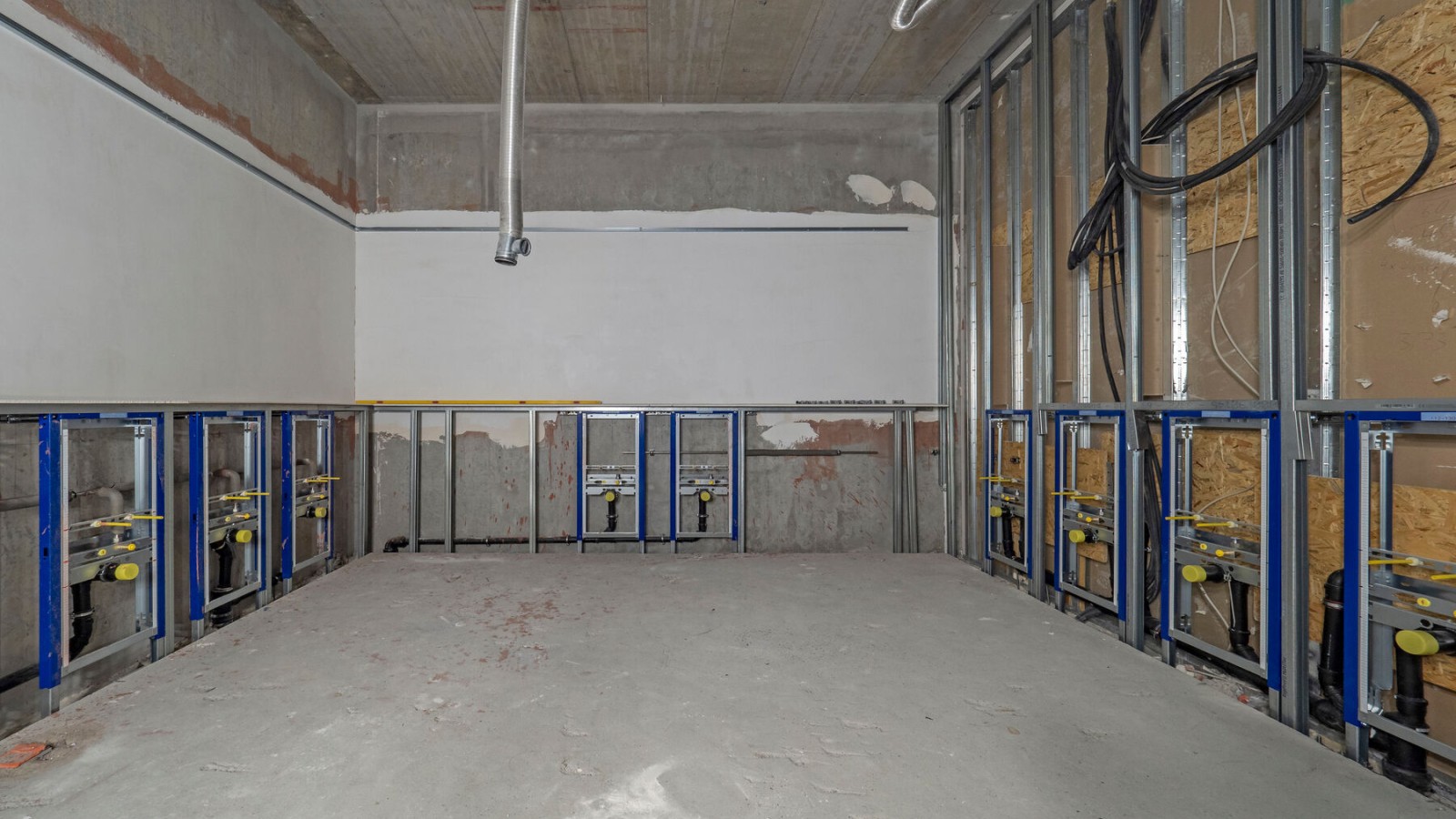 Hall 12 sanitary installation during installation phase Hall 12 sanitary installation during installation phase