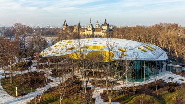 Goba v parku? Ikonska streha stavbe "House of Music Hungary" od zgoraj (© Városliget Zrt.) Goba v parku? Ikonska streha stavbe "House of Music Hungary" od zgoraj (© Városliget Zrt.)