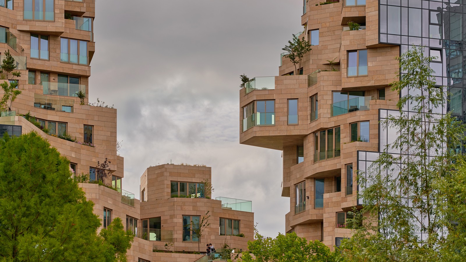 Zdaj še gola fasada bo kmalu postala zelena: tu raste 155 vrst rastlin (© Marcel Steinbach)