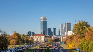 Varso Place s svojim 300 metrov visokim stolpom kraljuje nad celotno Varšavo. (© Aaron Hargreaves/Foster + Partners)