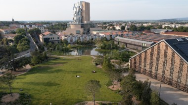 LUMA kulturni center v Arlesu: v ospredju studijski park in ogromna dvorana za dogodke, na vrhu je 56 metrov visok stolp Franka Gehrya (© Rémi Bénali, Arles)