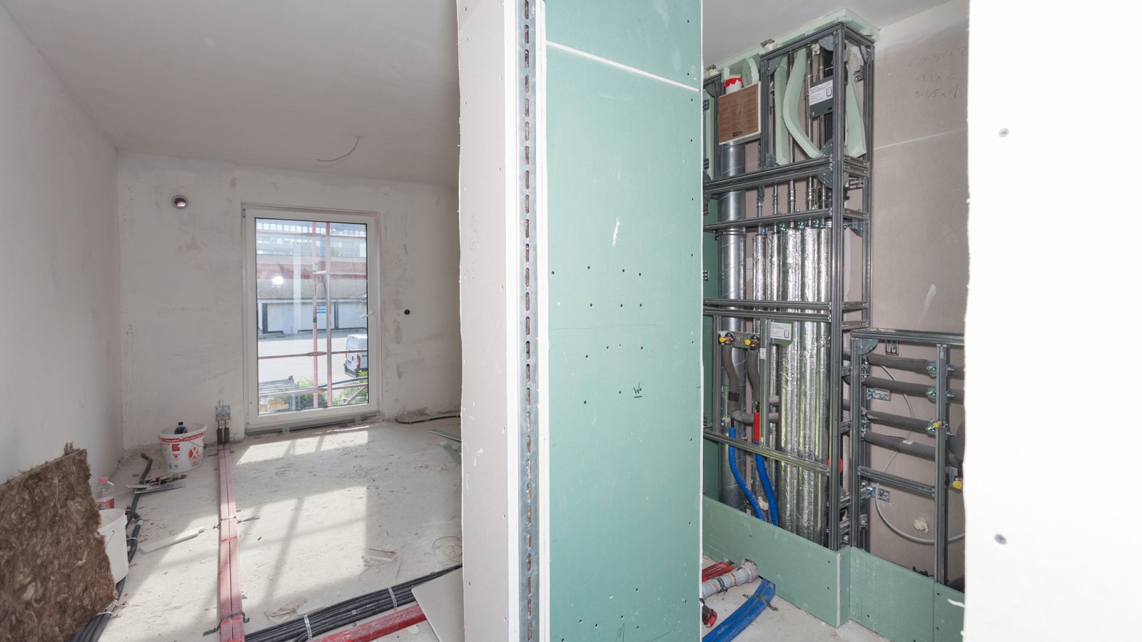 Industrijsko montažni sistem geberit GIS za celoten sistem oskrbe in odvodnjavanja je skrajšal čas gradnje za tri mesece (© Geberit)