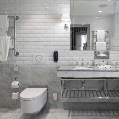Kopalnica s tuš WC-jem Geberit AquaClean Mera (© Andy Liffner). Kopalnica s tuš WC-jem Geberit AquaClean Mera (© Andy Liffner).