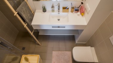 Majhna, manjša, zadostna: ena izmed kopalnic v LivinnX (© Jaroslaw Kakal/Geberit)