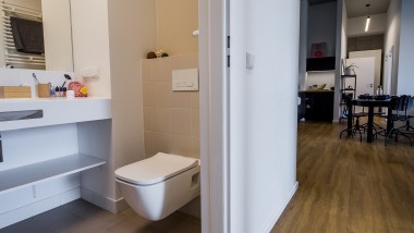 Dizajn, ki poveča prostor: mini kopalnica v stanovanjski enoti v študentski rezidenci LivinnX (© Jaroslaw Kakal/Geberit)