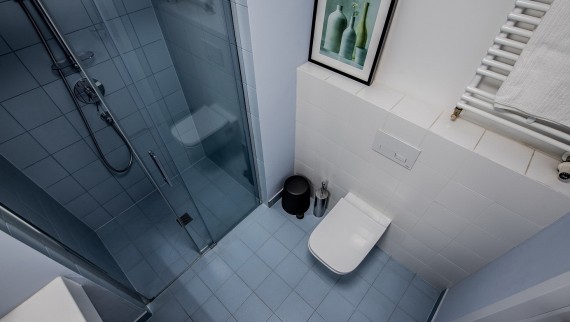 Celo najmanjše kopalnice razkrijejo individualen okus stanovalcev (© Jaroslaw Kakal/Geberit)