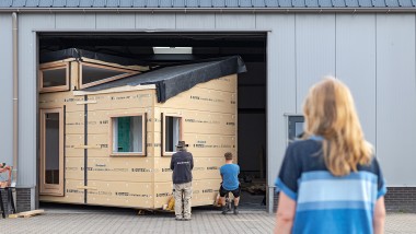 Pionirka gibanja Tiny house Marjolein Jonker je zgradila svojo lastno majhno hišo na 24 kvadratih na Nizozemskem v letu 2022. Kopalnico je opremila z Geberitom. (© Chiela van Meerwijk)