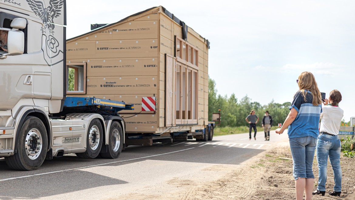 Transport majhne hiše (© Chiela van Meerwijk)