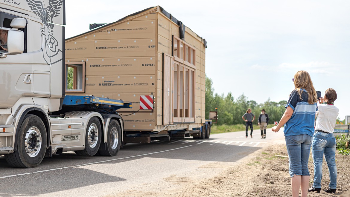 Transport majhne hiše (© Chiela van Meerwijk) Transport majhne hiše (© Chiela van Meerwijk)