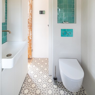 Vse za majhno kopalnico: WC školjka, aktivirna tipka in umivalnik Geberit. (© Chiela van Meerwijk)