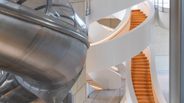 V notranjosti stolpa nadstropja povezuje občudovanja vredno večkrat zavito stopnišče. Če želite, lahko po poti navzdol uporabite tobogan (© Adrian Deweerdt, Arles)