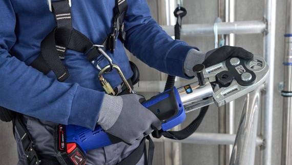 Stiskanje cevi in fitingov Geberit Mapress Stiskanje cevi in fitingov Geberit Mapress
