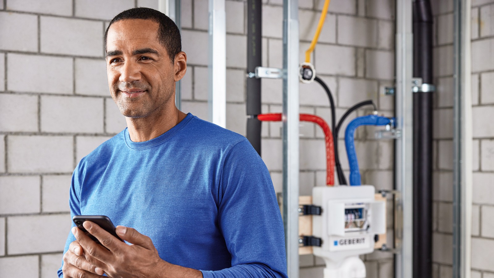 Higienska splakovalna enota Geberit je nameščena in nastavljena z aplikacijo Geberit Control (© Geberit) Higienska splakovalna enota Geberit je nameščena in nastavljena z aplikacijo Geberit Control (© Geberit)