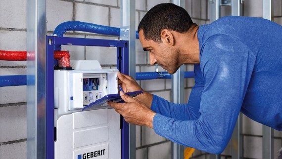 Podometni splakovalnik Geberit s higiensko splakovalnikom HS30 vgrajen v sistem Geberit Duofix (© Geberit) Podometni splakovalnik Geberit s higiensko splakovalnikom HS30 vgrajen v sistem Geberit Duofix (© Geberit)