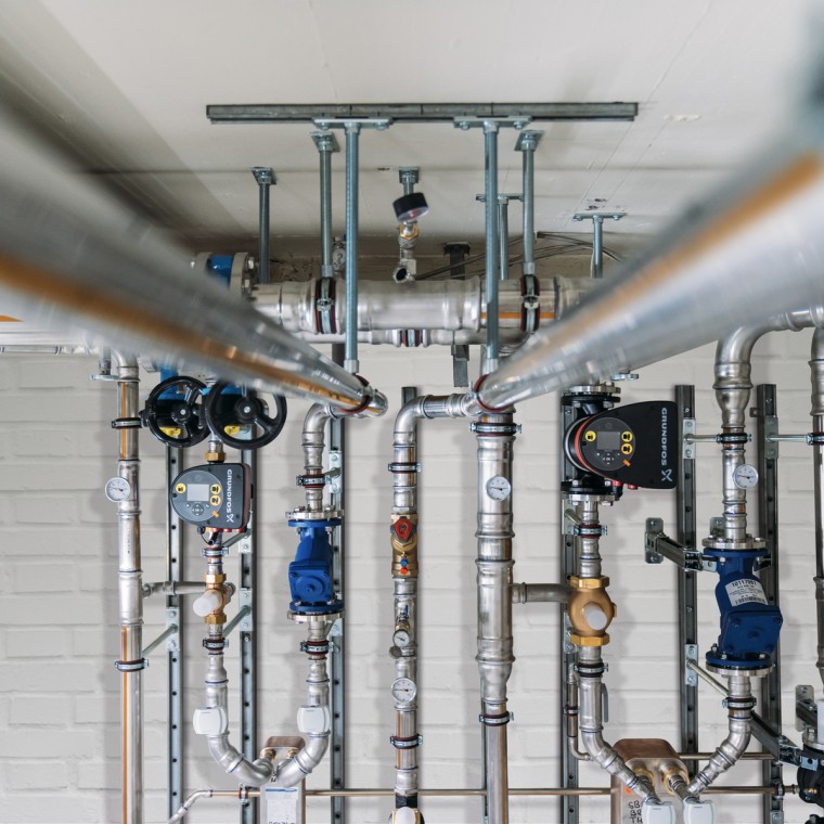 Geberit Mapress Therm zagotavljajo zanesljivo zaščito pred zunanjo korozijo v zaprtih hladilnih ali ohlajevalnih tokokrogih z nastajanjem kondenza Geberit Mapress Therm zagotavljajo zanesljivo zaščito pred zunanjo korozijo v zaprtih hladilnih ali ohlajevalnih tokokrogih z nastajanjem kondenza