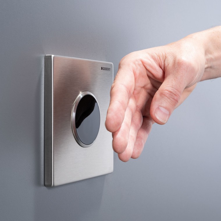 Upravljanje splakovanja pisoarja brez dotika z infrardečim zaznavanjem uporabnika omogoča programiranje glede na potrebe in zanesljivo sprožitev splakovanja Upravljanje splakovanja pisoarja brez dotika z infrardečim zaznavanjem uporabnika omogoča programiranje glede na potrebe in zanesljivo sprožitev splakovanja