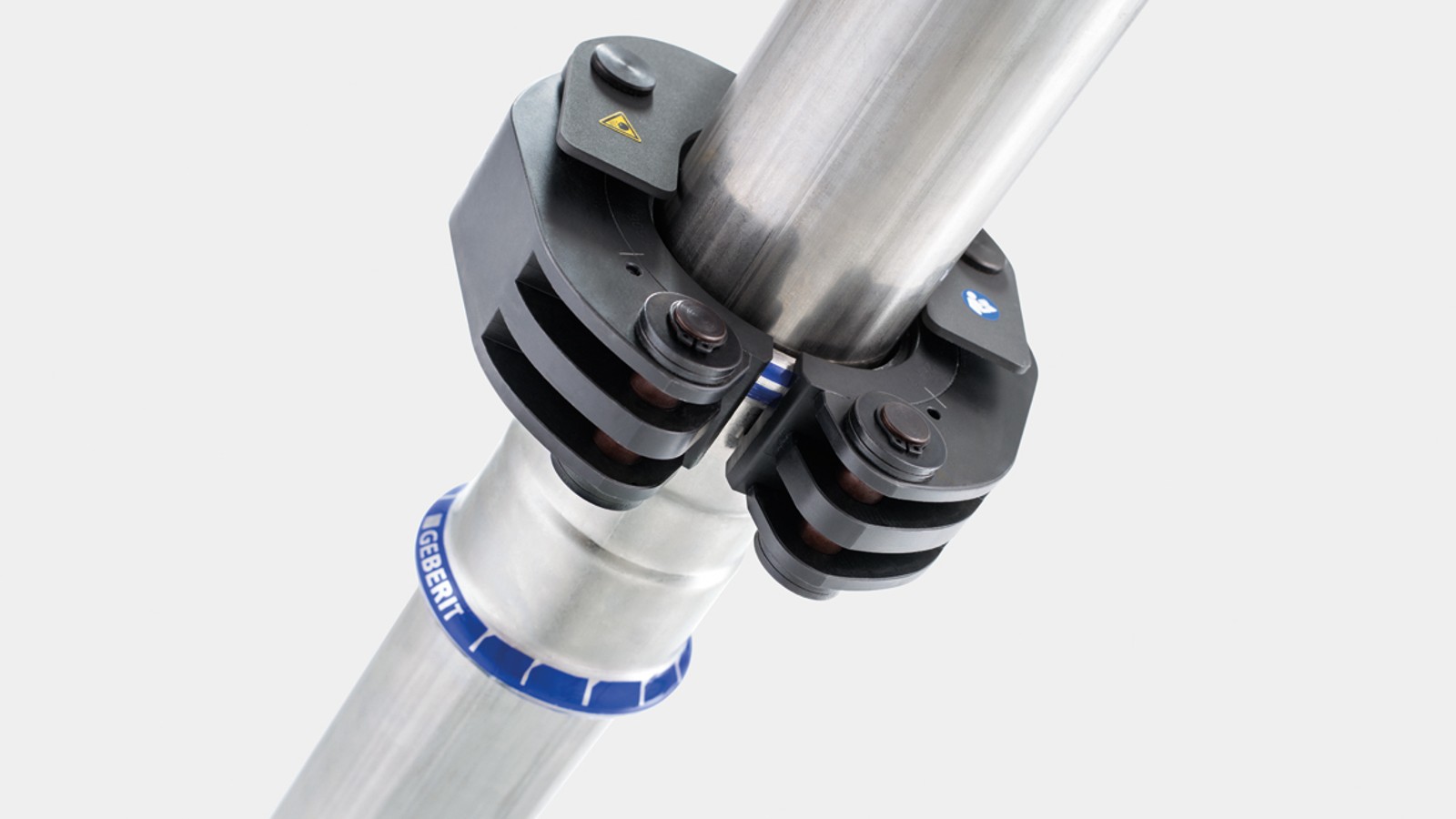 Zaskočni mehanizem fiksira objemko za stiskanje Geberit na fitingu Geberit Mapress