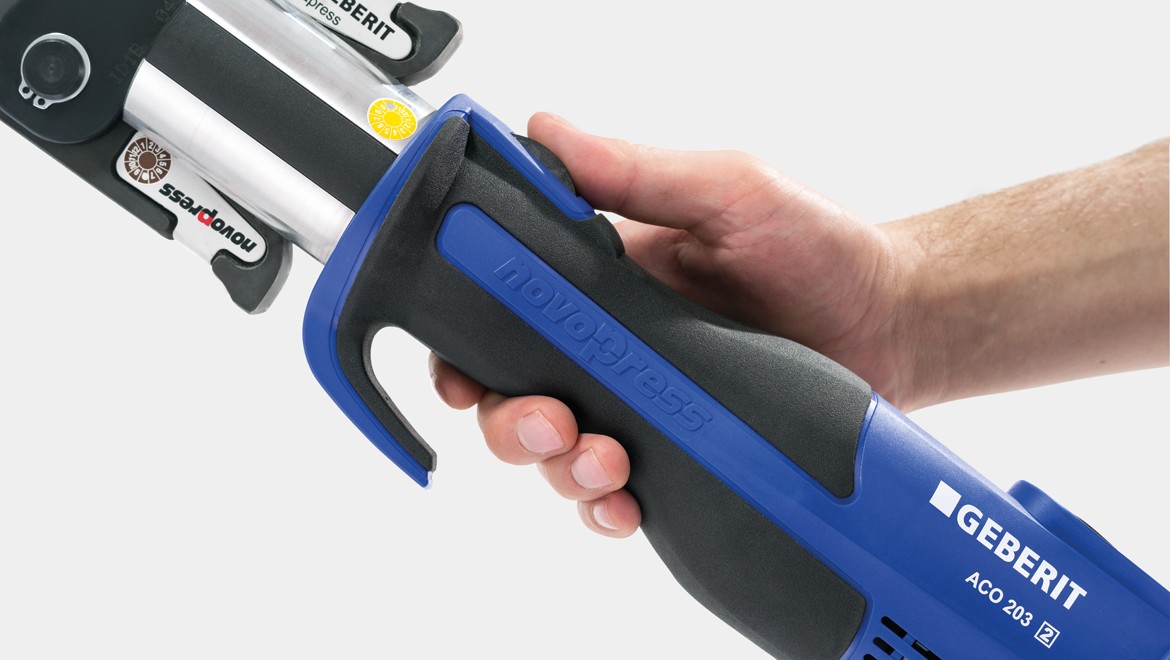 Ergonomsko upravljanje orodja za stiskanje z nedrsečim in kompaktnim ročajem Ergonomsko upravljanje orodja za stiskanje z nedrsečim in kompaktnim ročajem