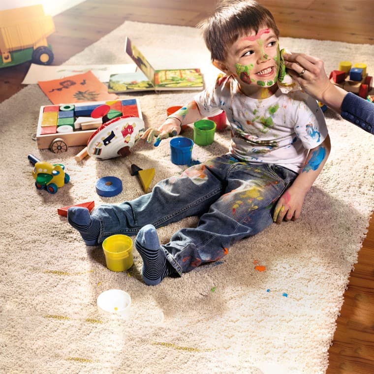 Otrok, popackan z barvo Otrok, popackan z barvo