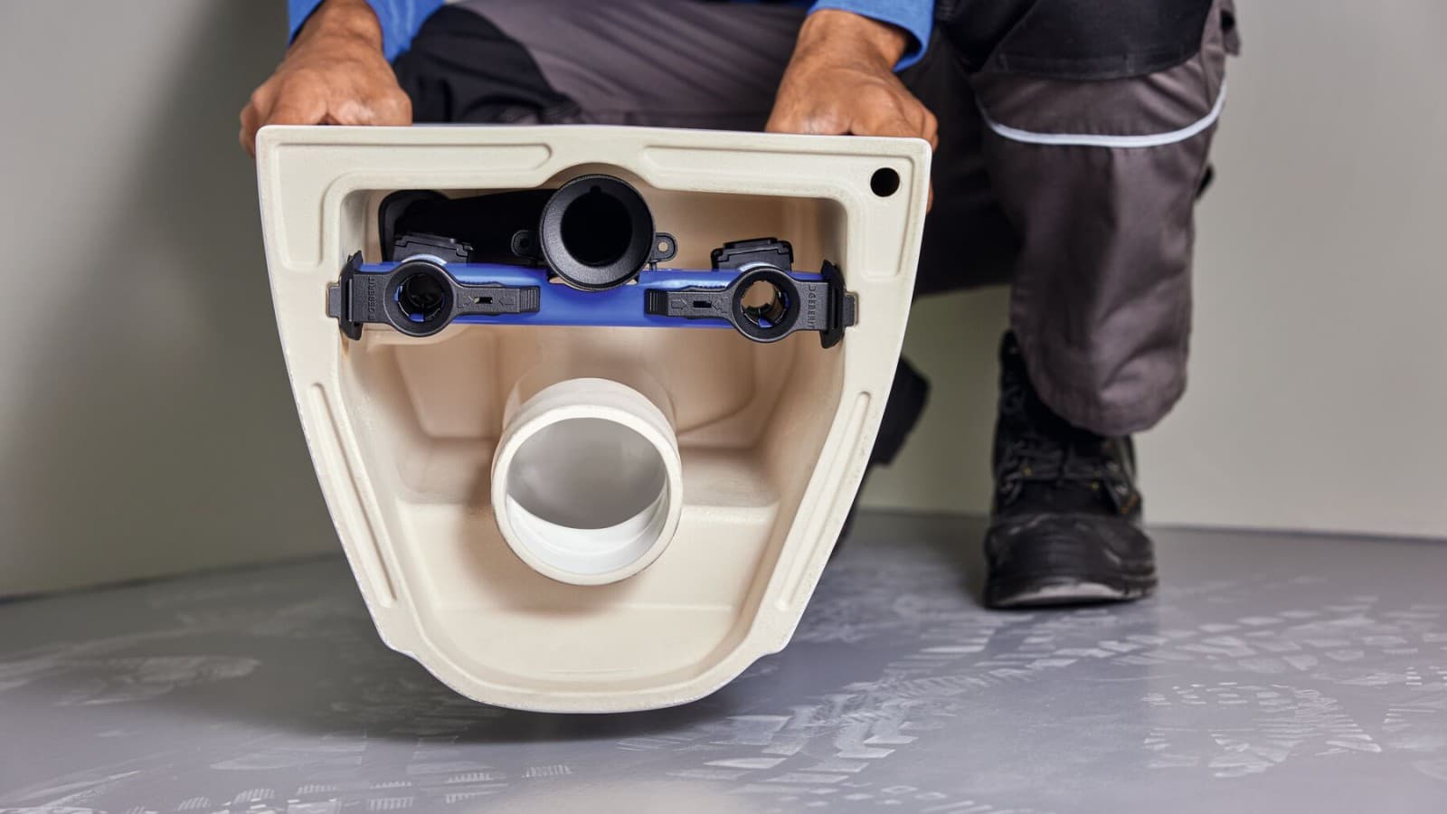 Predmontirana montažna palica na stenskem stranišču Acanto Predmontirana montažna palica na stenskem stranišču Acanto