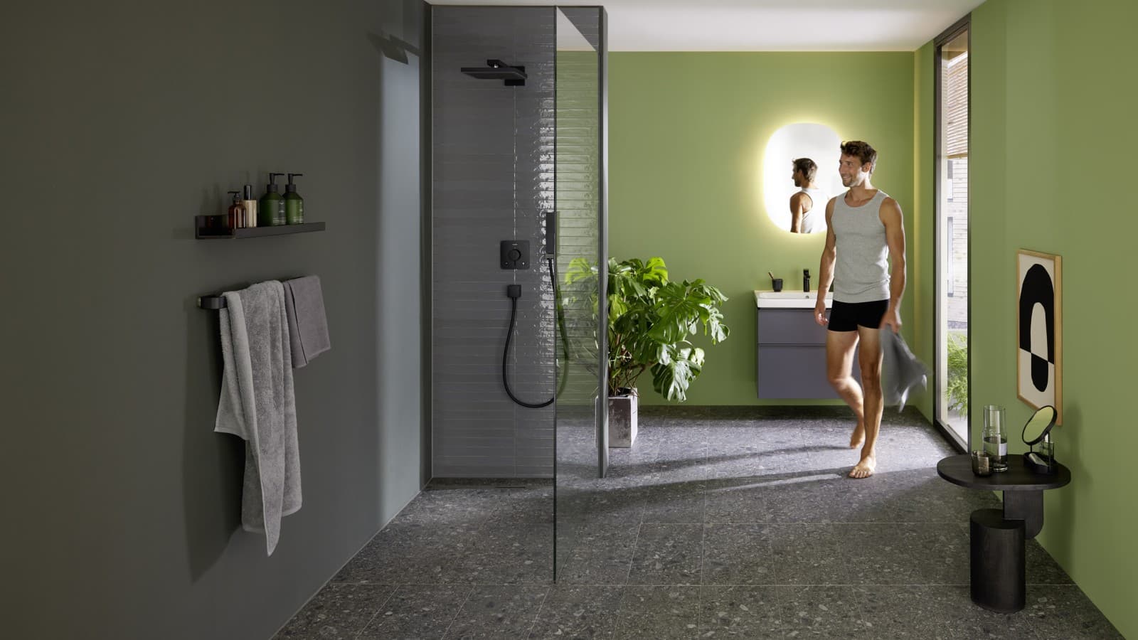 Oseba v kopalnici z Geberit CleanLine30 Oseba v kopalnici z Geberit CleanLine30
