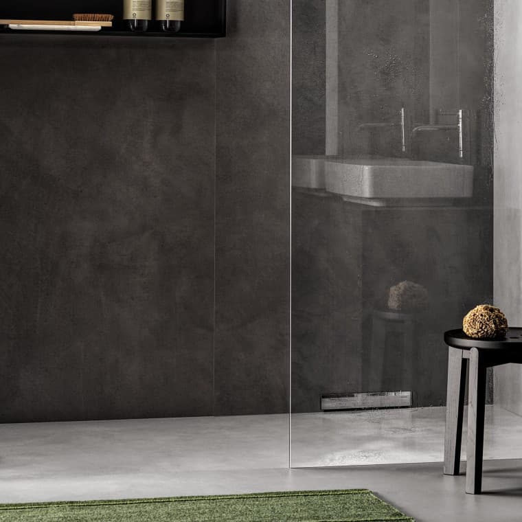 Prha v ravnini s stenskim odtokom Prha v ravnini s stenskim odtokom