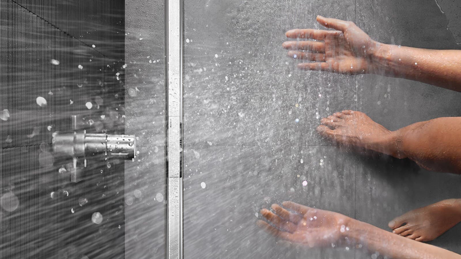Oseba, ki se tušira v talno vgrajenem tušu s pršno kanaleto Geberit CleanLine Oseba, ki se tušira v talno vgrajenem tušu s pršno kanaleto Geberit CleanLine