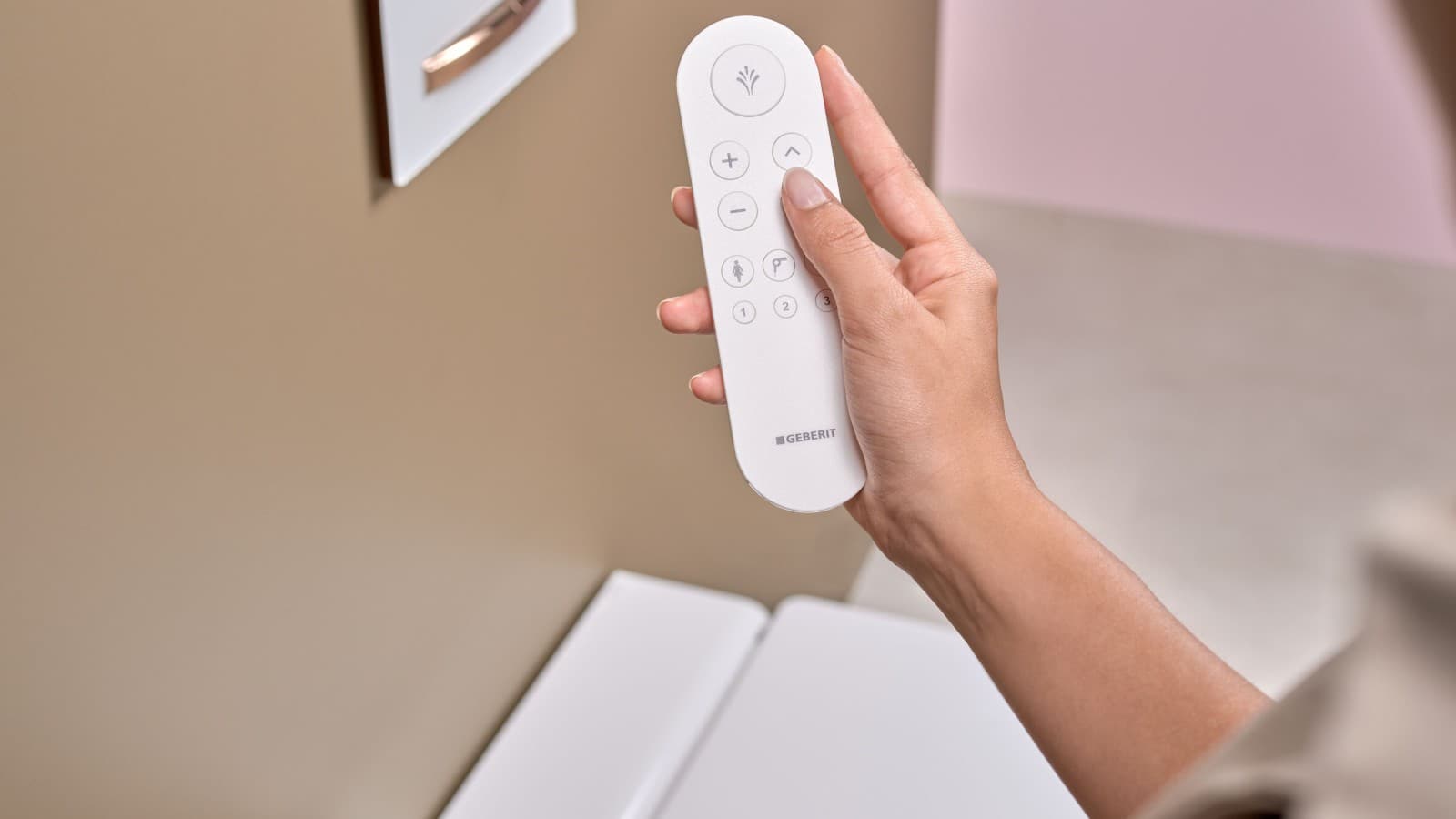 Geberit AquaClean Mera z daljinskim upravljalnikom Geberit AquaClean Mera z daljinskim upravljalnikom