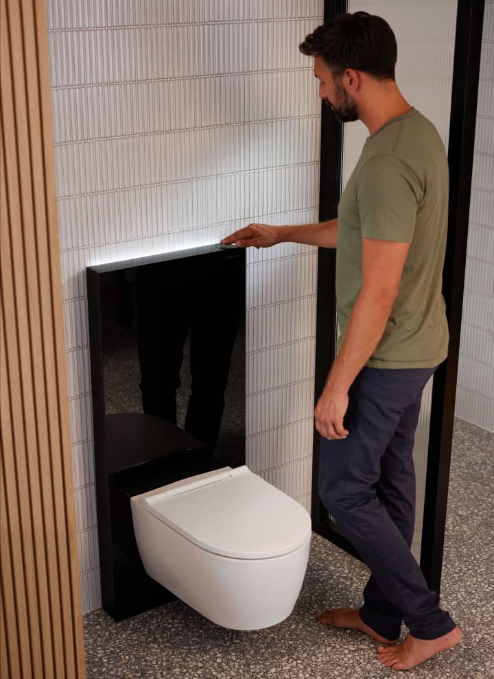 Moški ob modulu Geberit Monolith Plus z osvetlitvijo ComfortLight Moški ob modulu Geberit Monolith Plus z osvetlitvijo ComfortLight