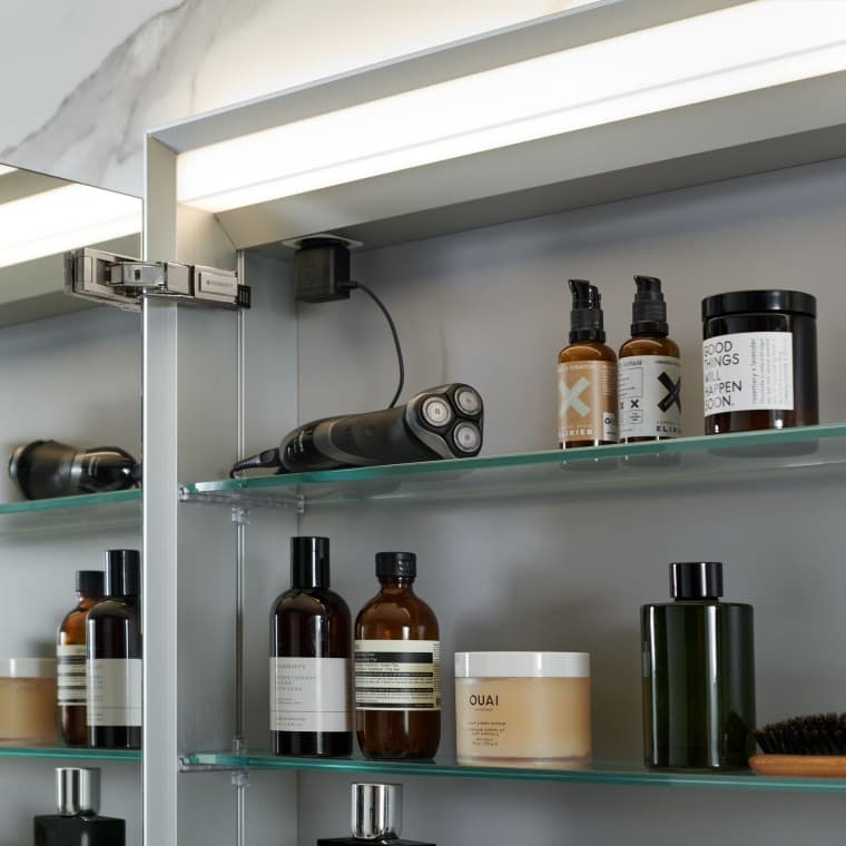 Omarica z ogledalom Geberit ONE z osvetlitvijo ComfortLight Omarica z ogledalom Geberit ONE z osvetlitvijo ComfortLight