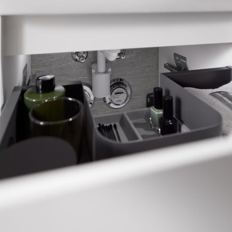 Pameten shranjevalni prostor: Z opcijskimi vložki za predale in organizacijskimi škatlami za boljšo preglednost in red. Enostaven dostop do vodnega tesnila omogoča tudi lažje čiščenje in vzdrževanje. Pameten shranjevalni prostor: Z opcijskimi vložki za predale in organizacijskimi škatlami za boljšo preglednost in red. Enostaven dostop do vodnega tesnila omogoča tudi lažje čiščenje in vzdrževanje.