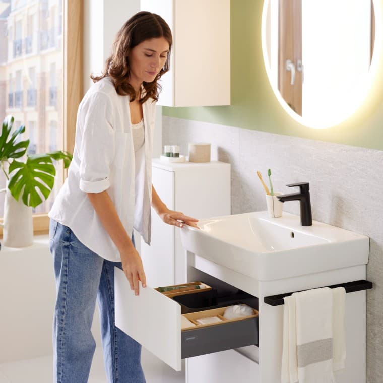 Vsestransko in stilsko dovršeno: Umivalniki Geberit Selnova Square – na voljo v številnih velikostih in izvedbah – so idealni tako za novogradnje kot za prenove. Vsestransko in stilsko dovršeno: Umivalniki Geberit Selnova Square – na voljo v številnih velikostih in izvedbah – so idealni tako za novogradnje kot za prenove.