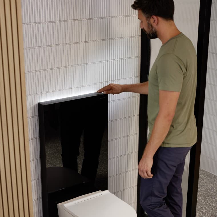 Oseba ob sanitarnem modulu Geberit Monolith Plus Oseba ob sanitarnem modulu Geberit Monolith Plus