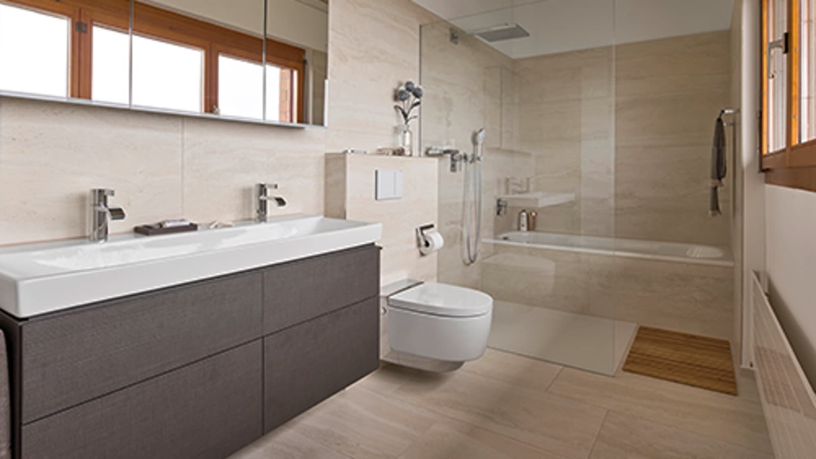 Kopalnica s straniščno školjko s prho Geberit AquaClean po prenovi Kopalnica s straniščno školjko s prho Geberit AquaClean po prenovi