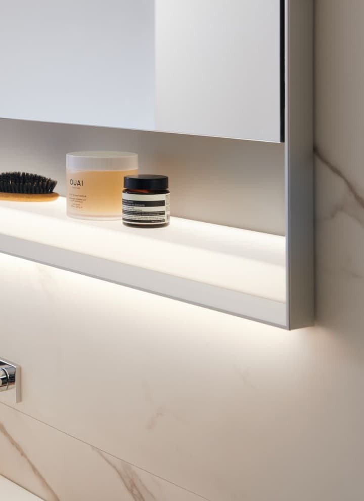 Omarica z ogledalom Geberit ONE v eloksiranem aluminiju Omarica z ogledalom Geberit ONE v eloksiranem aluminiju