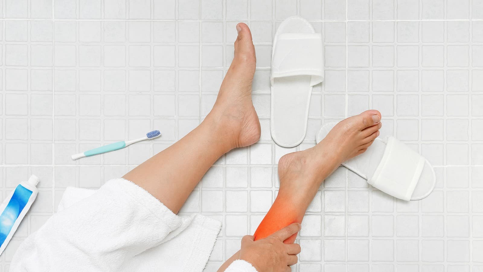 Tveganje zdrsa v kopalnici – izbira pravih materialov je ključnega pomena. Tveganje zdrsa v kopalnici – izbira pravih materialov je ključnega pomena.