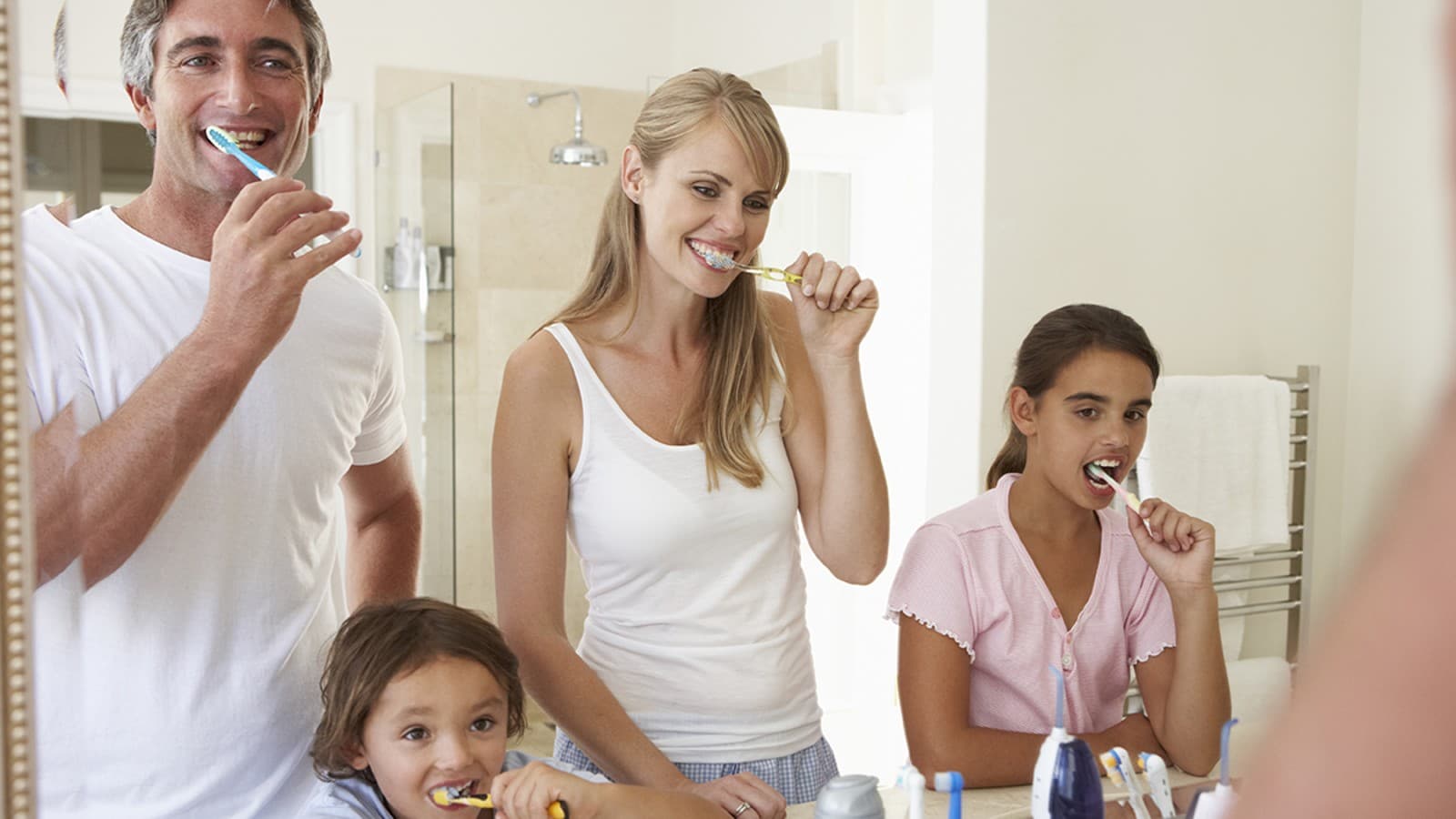 Družina si umiva zobe Družina si umiva zobe