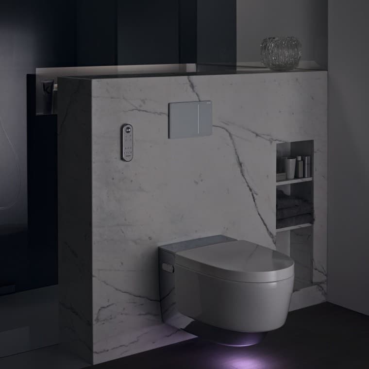 Geberit AquaClean Mera Comfort krom z orientacijsko osvetlitev (© Geberit) Geberit AquaClean Mera Comfort krom z orientacijsko osvetlitev (© Geberit)