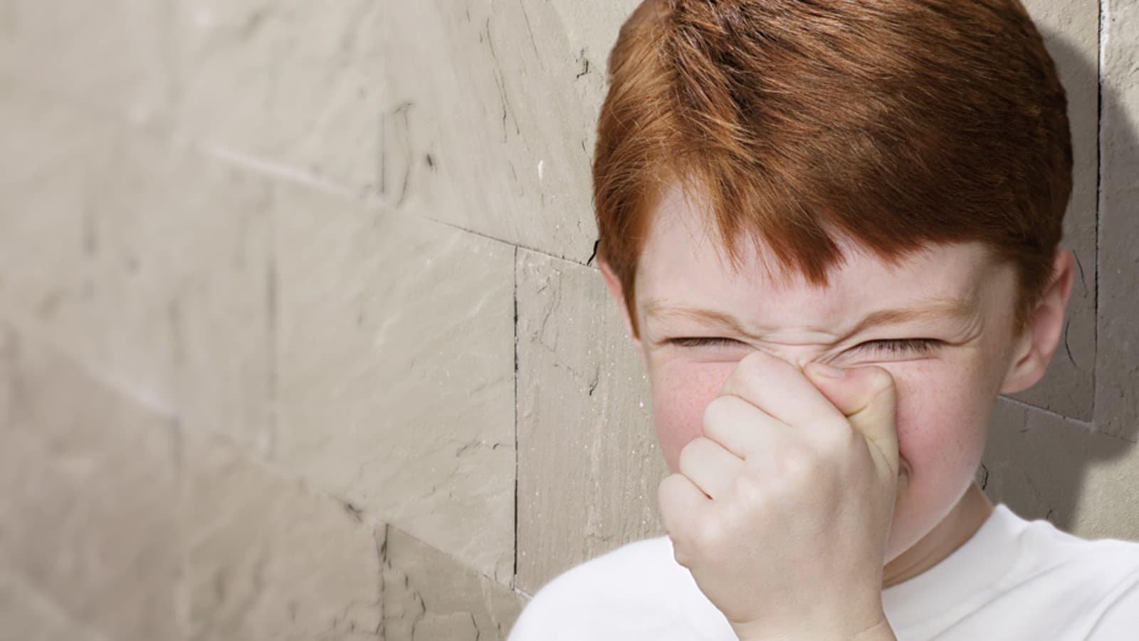 Fant se drži za nos Fant se drži za nos