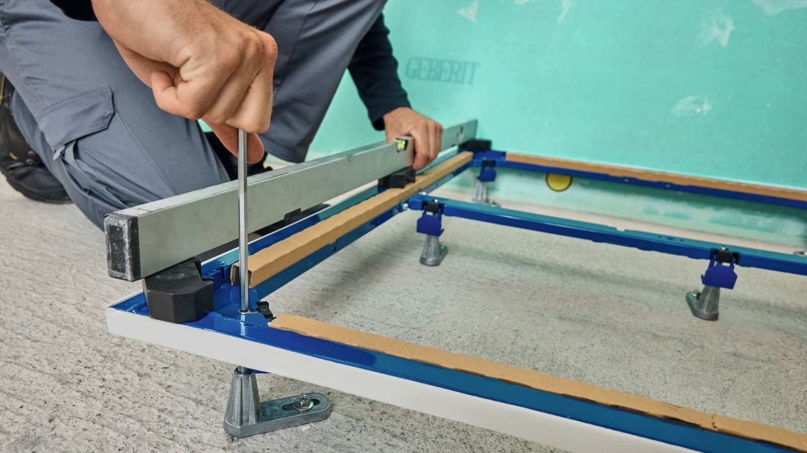 Višinsko nastavljivo od zgoraj Višinsko nastavljivo od zgoraj