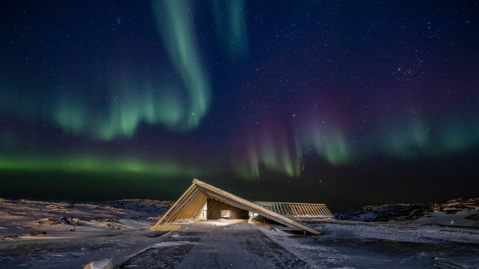Icefjord Center v spektakularnem severnem siju grenlandske polarne noči. (© Adam Mørk) Icefjord Center v spektakularnem severnem siju grenlandske polarne noči. (© Adam Mørk)