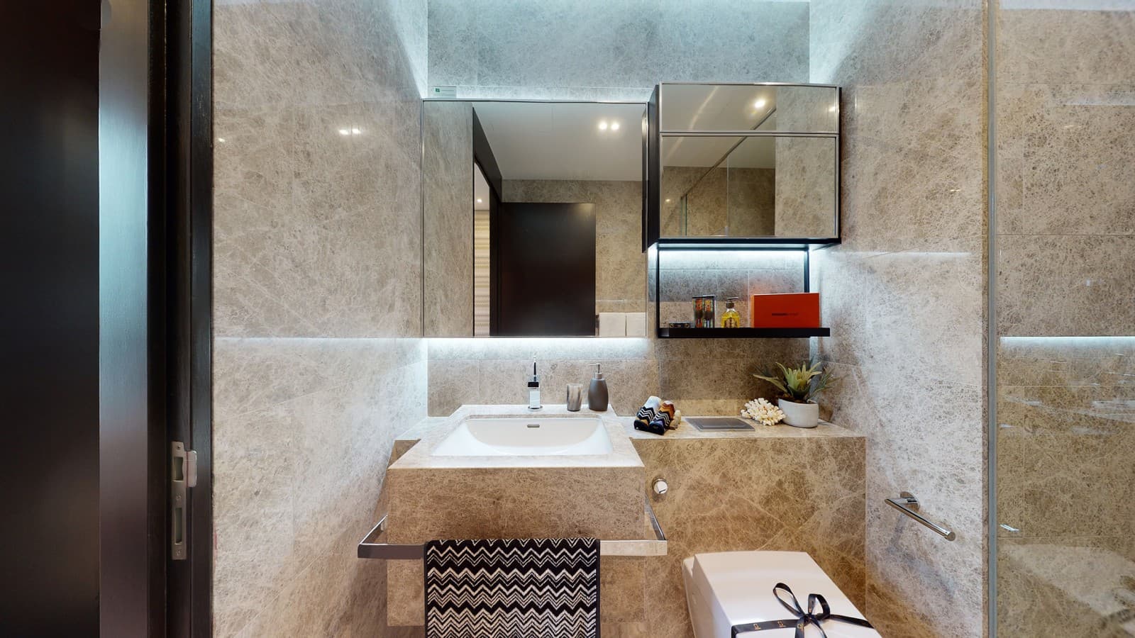 Dodatno razkošje v glavni kopalnici nudijo tuš WC-ji Geberit AquaClean Sela ( © Guocoland Limited) Dodatno razkošje v glavni kopalnici nudijo tuš WC-ji Geberit AquaClean Sela ( © Guocoland Limited)