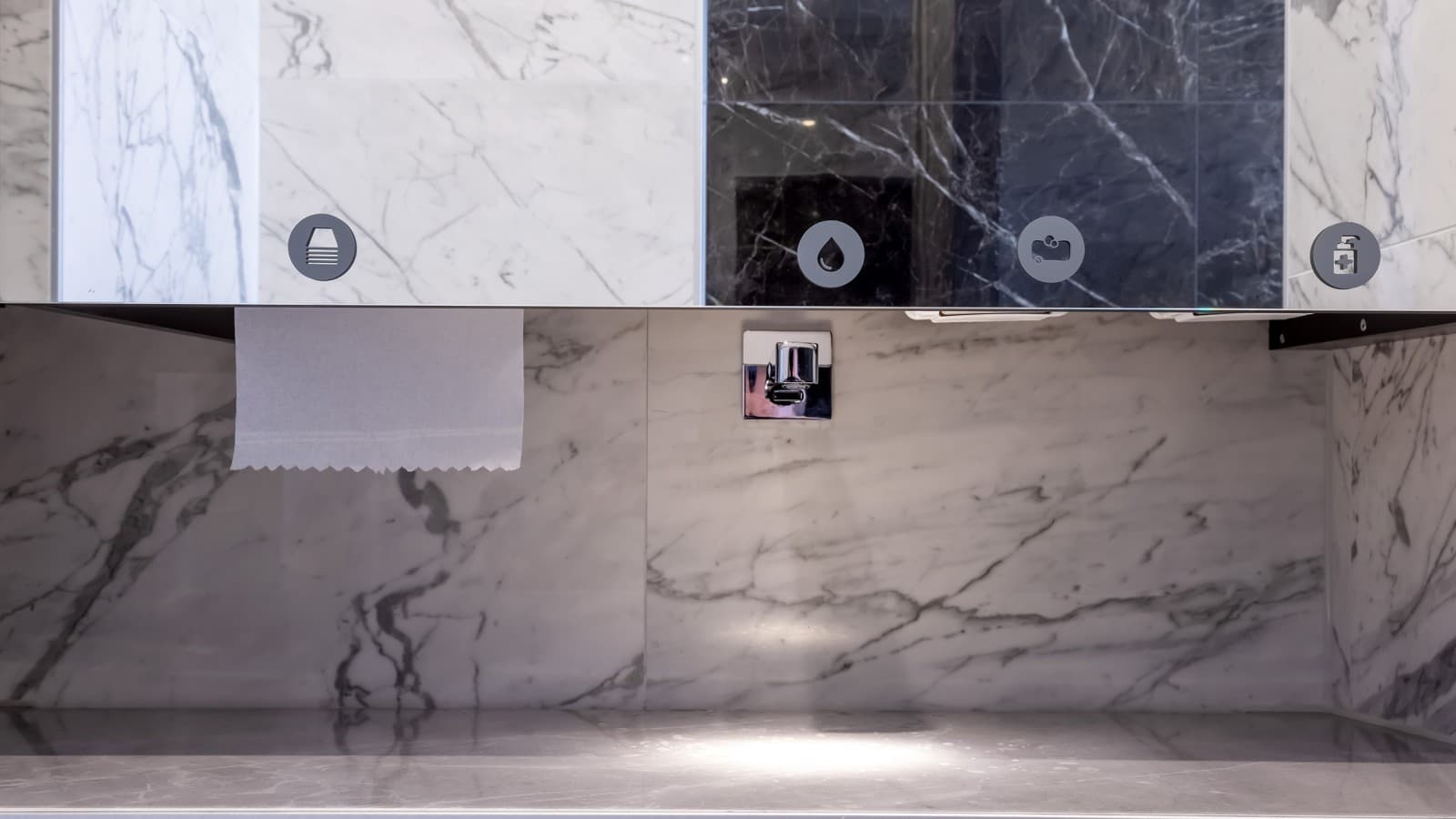 Domiselna posebna zasnova: zadaj za ogromno ploščo za umivalnik je tuš kanaleta Geberit CleanLine20, ki poskrbi za odtekanje vode (© Opernhaus Chemnitz / Nasser Hashemi) Domiselna posebna zasnova: zadaj za ogromno ploščo za umivalnik je tuš kanaleta Geberit CleanLine20, ki poskrbi za odtekanje vode (© Opernhaus Chemnitz / Nasser Hashemi)