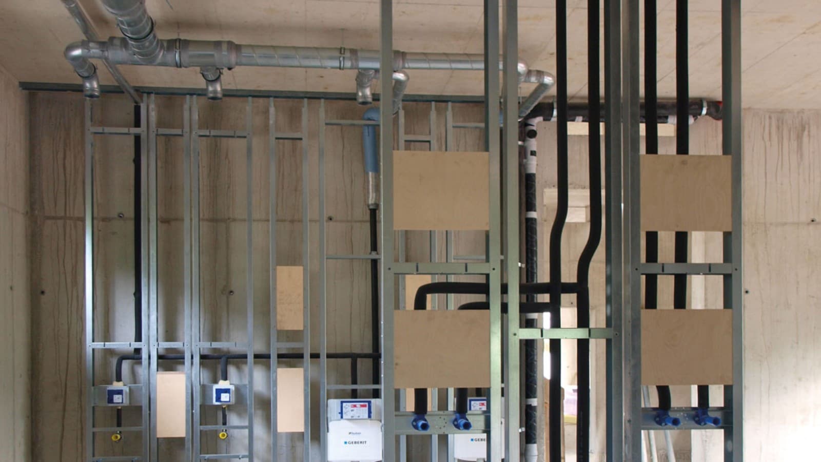 Za to je potrebnih je nekaj vertikalnih cevi - inštalacijskih cevi je relativno malo. (© Geberit) Za to je potrebnih je nekaj vertikalnih cevi - inštalacijskih cevi je relativno malo. (© Geberit)