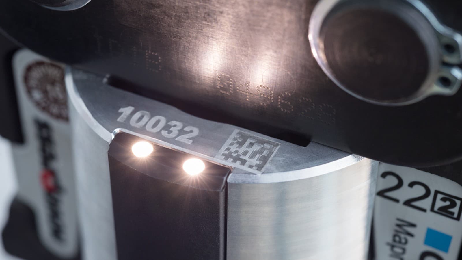 Orodje za stiskanje Geberit z lučkama za osvetlitev mesta stiskanja zagotavlja dobro vidljivost v temnih kotih Orodje za stiskanje Geberit z lučkama za osvetlitev mesta stiskanja zagotavlja dobro vidljivost v temnih kotih