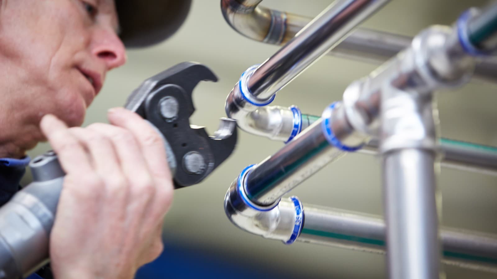 Preprosta vgradnja z Geberit Mapress Nerjavno jeklo Preprosta vgradnja z Geberit Mapress Nerjavno jeklo