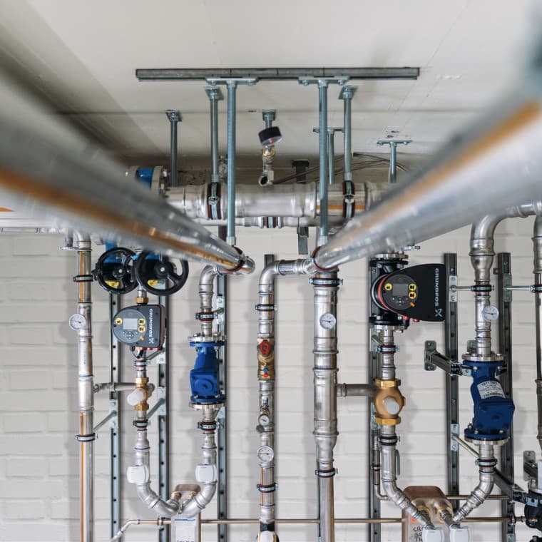 Geberit Mapress Therm zagotavljajo zanesljivo zaščito pred zunanjo korozijo v zaprtih hladilnih ali ohlajevalnih tokokrogih z nastajanjem kondenza Geberit Mapress Therm zagotavljajo zanesljivo zaščito pred zunanjo korozijo v zaprtih hladilnih ali ohlajevalnih tokokrogih z nastajanjem kondenza